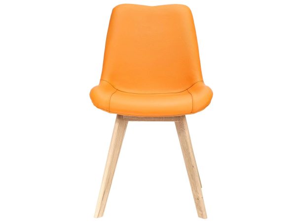 Krzesło kubełkowe z pomarańczowym siedziskiem i nogami z drewna