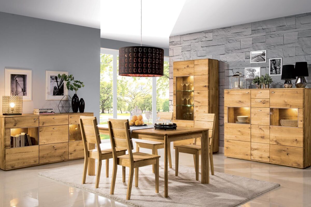 Drewniany stół z krzesłami w jadalni w stylu skandynawskim