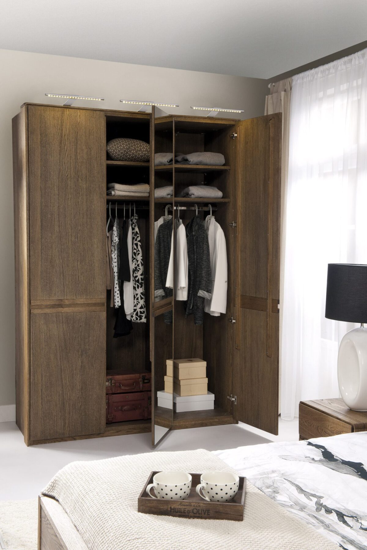 Przestronna szafa do garderoby z litego drewna i lustrzanym frontem