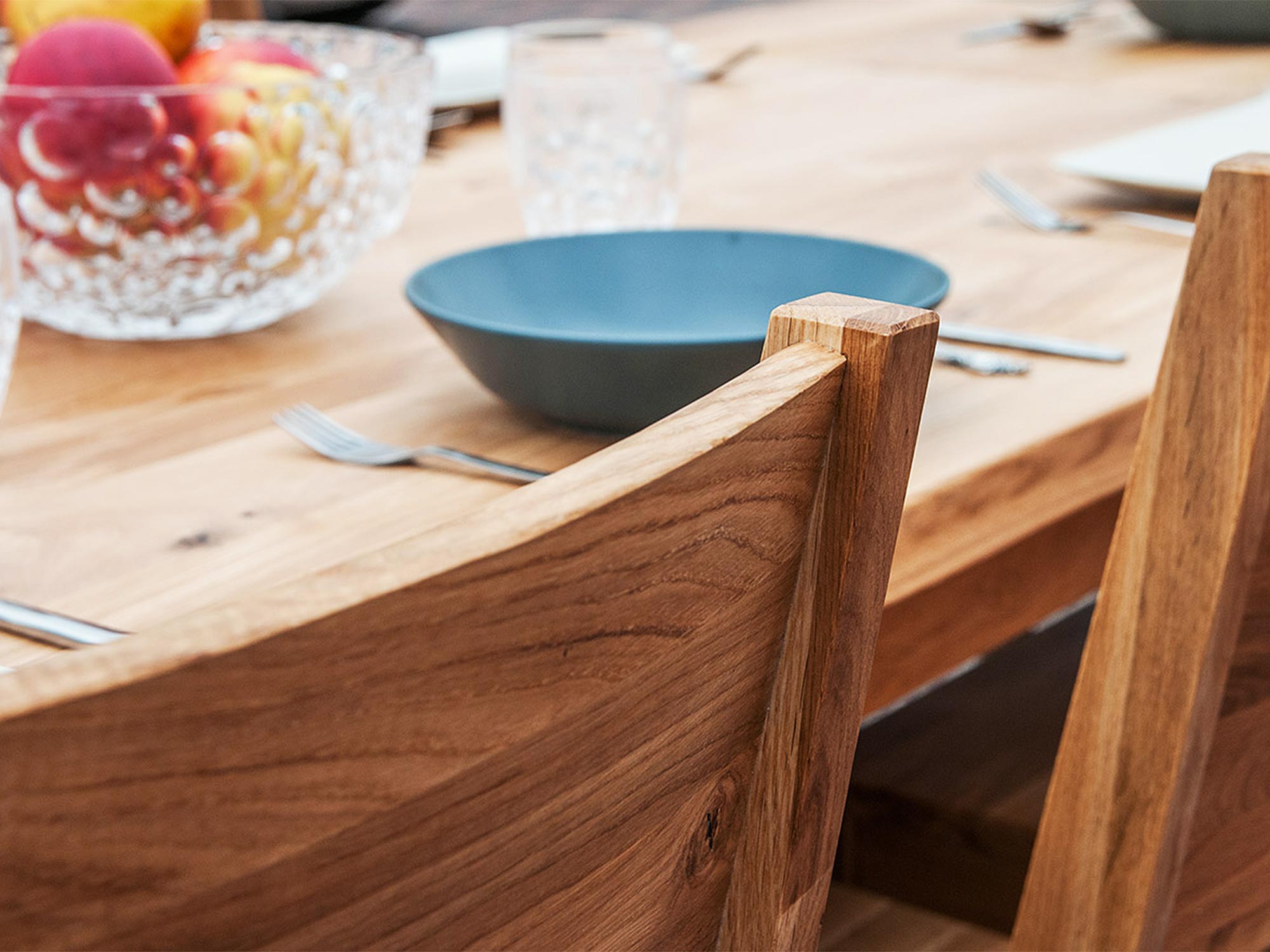 Krzesła drewniane – ciepło natury w Twoim domu