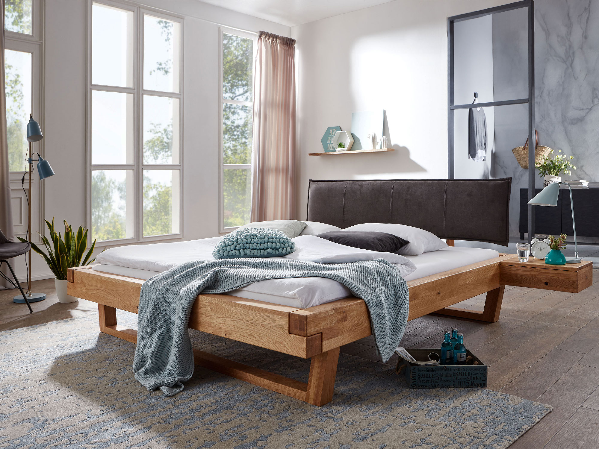 Łóżka drewniane – ciepło i naturalność w sypialni