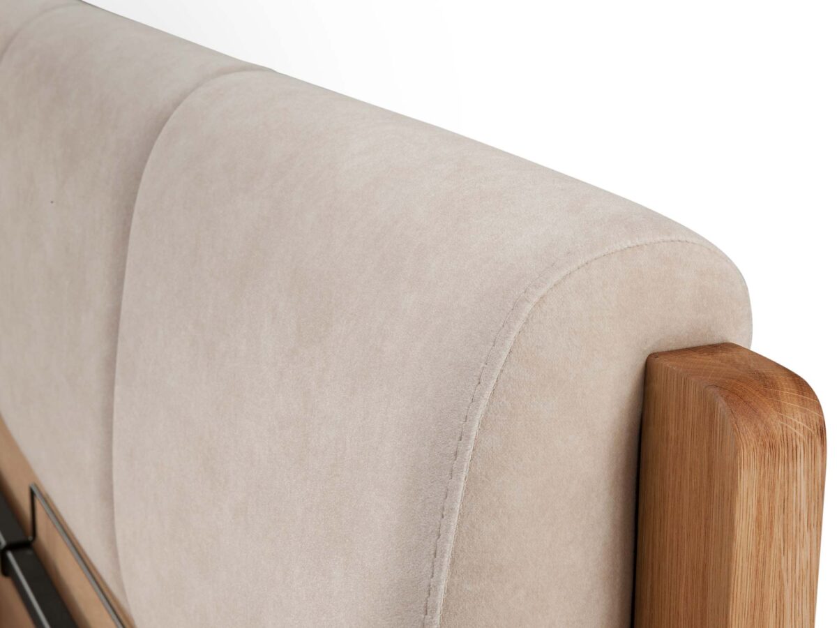 Zbliżenie na beżowy zagłówek z pikowanym wykończeniem