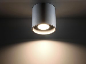 Miniaturka 2 - Czarny plafon LED o cylindrycznym kształcie, światło kierunkowe