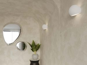 Miniaturka 4 - Oświetlenie w beżowej łazience w stylu organicznym z ceramicznymi kinkietami