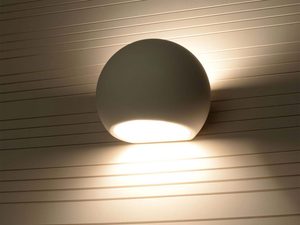 Miniaturka 3 - Ceramiczny kinkiet LED w kształcie półkuli na drewnianej ścianie