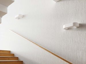 Miniaturka 4 - Biały ceramiczny kinkiet LED zamontowany nad schodami