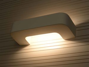 Miniaturka 2 - Nowoczesny kinkiet LED o łukowatym profilu w aranżacji loftowej