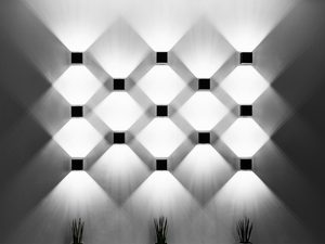 Zestaw białych kinkietów LED na ścianie dekoracyjnej Zestaw białych kinkietów LED na ścianie dekoracyjnej