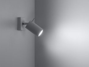 Miniaturka 14 - Biały reflektor LED z cylindryczną głowicą na tle białej ściany