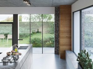 Miniaturka 9 - Kuchnia z dużymi oknami i nowoczesnym oświetleniem punktowym