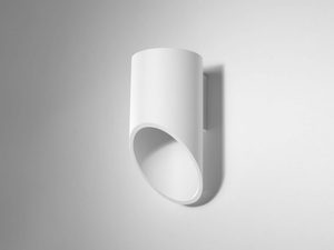 Miniaturka 1 - Biały kinkiet cylindryczny z ukośnym kloszem na białej ścianie