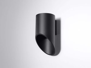 Miniaturka 4 - Czarny kinkiet cylindryczny z ukośnym kloszem na białej ścianie