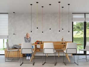 Miniaturka 5 - Nowoczesna jadalnia z kolorowymi kablami i wiszącymi lampami