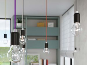 Miniaturka 4 - Kuchnia z kolorowymi wiszącymi żarówkami w stylu industrialnym