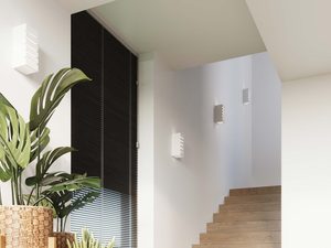 Miniaturka 6 - Kinkiet ścienny LED przy schodach w jasnym holu z rośliną