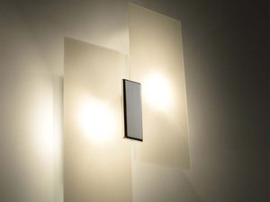 Miniaturka 2 - Świetlny kinkiet ścienny z białym szkłem i czarną podstawą