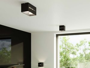 Miniaturka 15 - Wnętrze z czarnymi lampami sufitowymi i kinkietem ściennym
