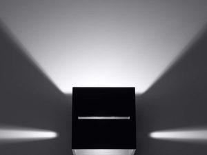 Miniaturka 4 - Czarny kinkiet prosty z promieniami światła LED