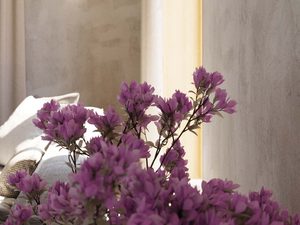 Miniaturka 5 - Salon z betonową ścianą i białym kinkietem LED – styl loftowy