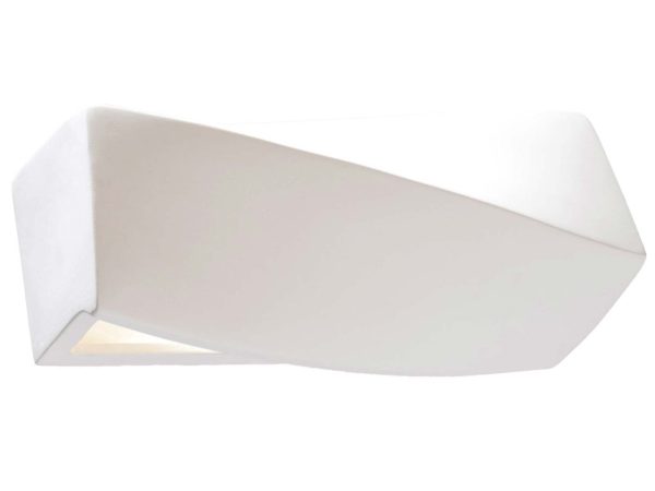 Jasne wnętrze z białym kinkietem LED przy oknie i kwiatami