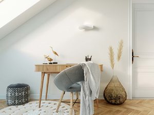 Miniaturka 4 - Skandynawski biały kinkiet nad biurkiem z naturalnym drewnem