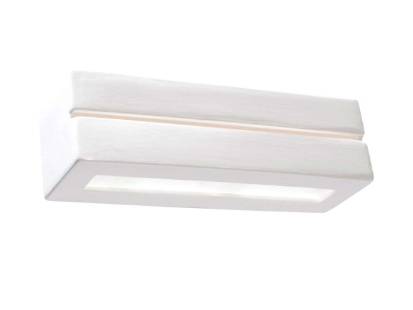 Jasne wnętrze z białym kinkietem i dekoracyjną roślinnością