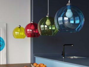 Miniaturka 29 - Nowoczesna kuchnia z kolorowymi lampami kulami szklanymi