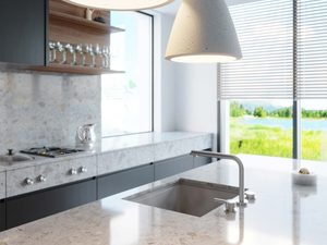 Miniaturka 5 - Zbliżenie dwóch betonowych lamp wiszących nad barem kuchennym