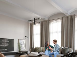 Miniaturka 3 - Żyrandol z trzema ramionami i kulistymi żarówkami – salon glamour