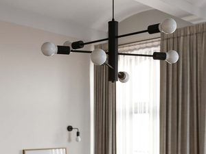 Miniaturka 4 - Lampa sufitowa czarna w przestronnym salonie z dużym oknem