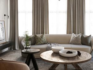 Miniaturka 3 - Lampa wisząca z ramionami i kulistymi żarówkami – salon w stylu glamour