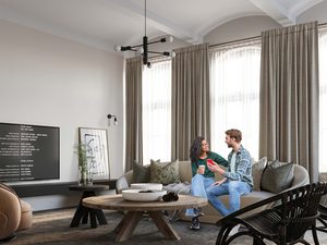 Miniaturka 4 - Nowoczesna lampa sufitowa z sześcioma żarówkami w eleganckim wnętrzu