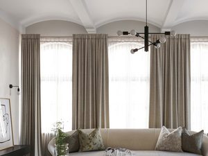 Miniaturka 3 - Stylowy żyrandol z sześcioma ramionami – dekoracja salonu w beżach