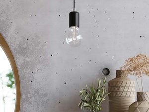 Miniaturka 4 - Nowoczesna lampa z czarnymi przewodami zawieszona pod drewnianym sufitem