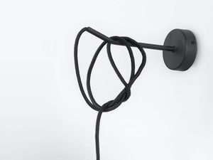 Miniaturka 1 - Minimalistyczny kinkiet z czarnym przewodem i żarówką LED