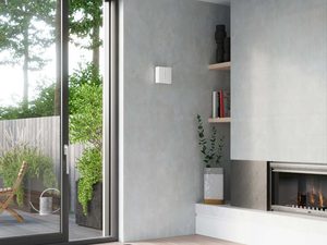 Miniaturka 3 - Widok drzwi tarasowych z białym kinkietem na ścianie