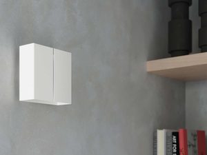 Miniaturka 4 - Kwadratowy biały kinkiet na betonowej ścianie z regałem