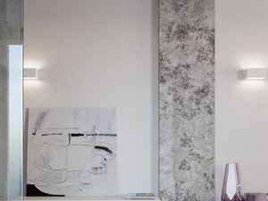 Miniaturka 3 - Salon z betonową ścianą i minimalistycznym kinkietem LED