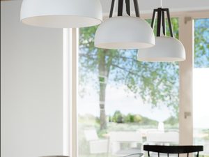 Miniaturka 12 - Trzy białe lampy wiszące z czarnymi oprawami nad drewnianym stołem