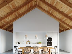 Miniaturka 6 - Aranżacja jadalni z białymi lampami z drewnianym elementem