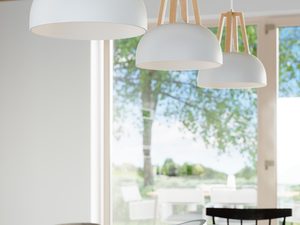 Miniaturka 4 - Jadalnia z białymi lampami wiszącymi i drewnianym sufitem