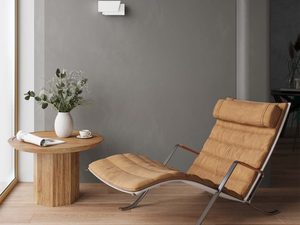 Miniaturka 3 - Biały kinkiet z podwójną emisją światła w salonie z fotelem