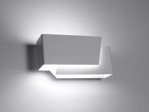 Miniaturka 2 - Biały kinkiet z dynamiczną formą i intensywnym światłem