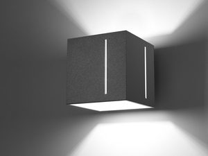 Miniaturka 2 - Czarna lampa LED zamontowana na suficie w salonie z betonową ścianą