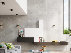 Miniaturka 15 - Salon z jasną zabudową i czarnym kinkietem LED na ścianie