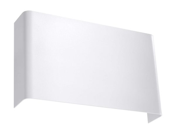 Gładki biały kinkiet na jasnej ścianie – detal z bliska