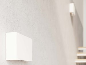 Miniaturka 4 - Fragment lampy ściennej z miękkim światłem na fakturalnej ścianie