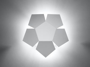 Miniaturka 8 - Białe kinkiety LED w kształcie wielościanów w sypialni