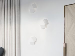 Miniaturka 9 - Jasny salon z białymi geometrycznymi kinkietami LED