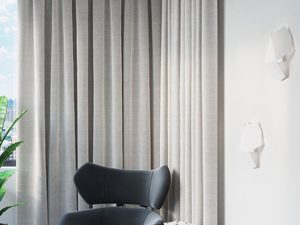 Miniaturka 10 - Nowoczesne oświetlenie ścienne w salonie z szarymi zasłonami